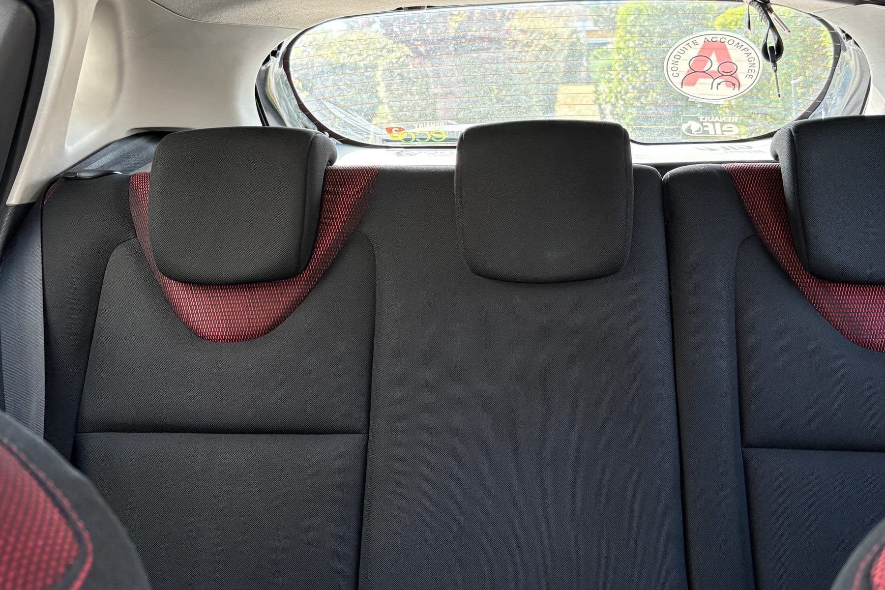 Banquette arrière et ciel de toit d'une Clio après nettoyage complet